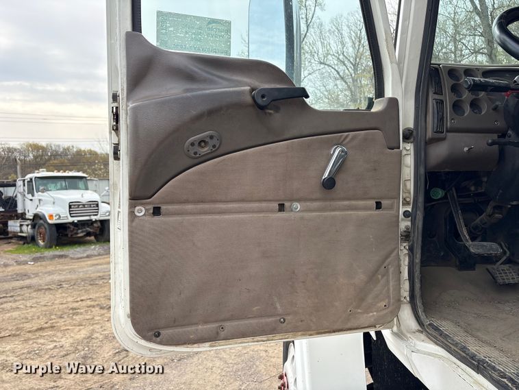 image for item DT2887 2007 Mack CHN613 semi truck