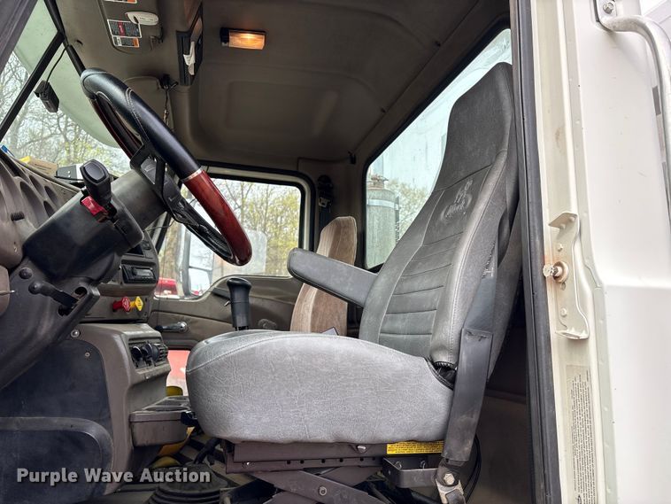 image for item DT2887 2007 Mack CHN613 semi truck