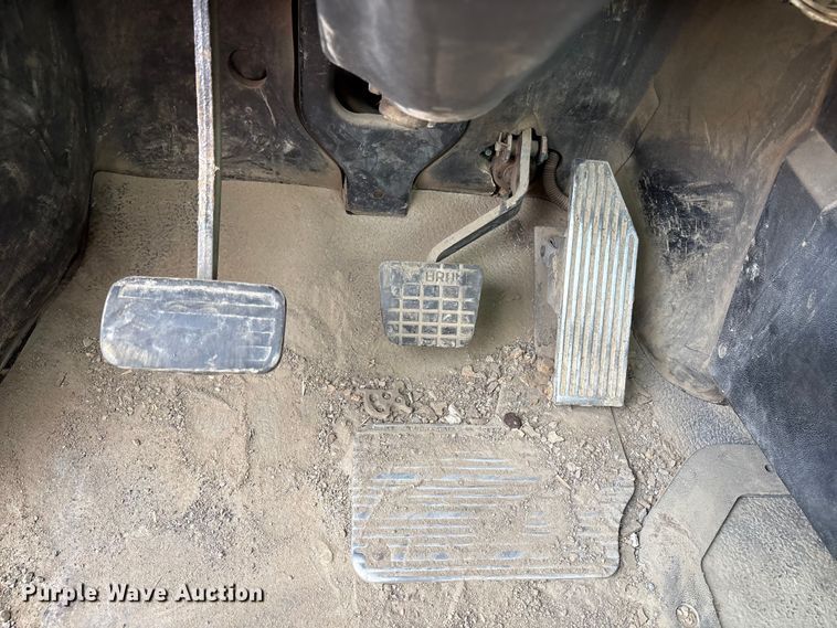 image for item DT2887 2007 Mack CHN613 semi truck