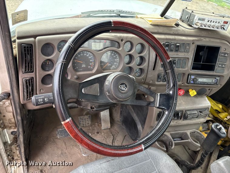 image for item DT2887 2007 Mack CHN613 semi truck