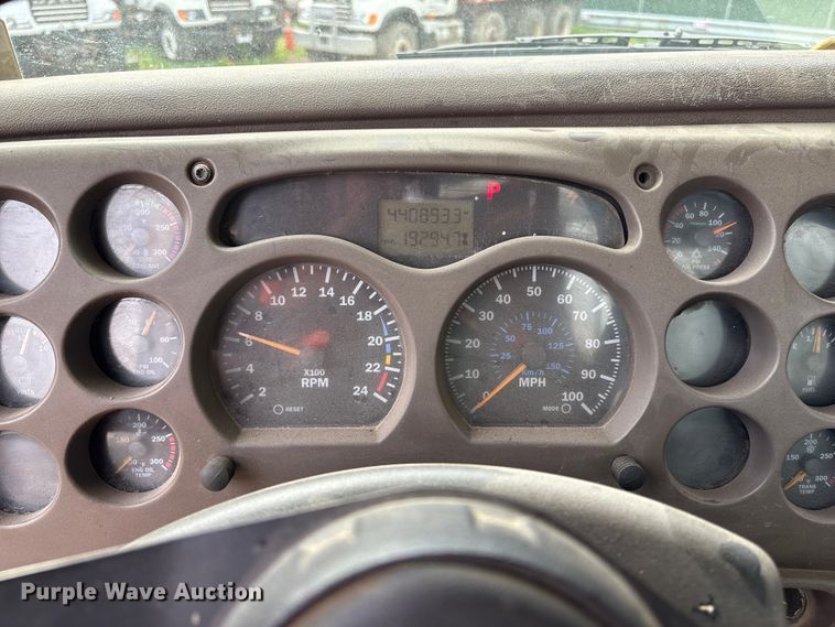 image for item DT2887 2007 Mack CHN613 semi truck