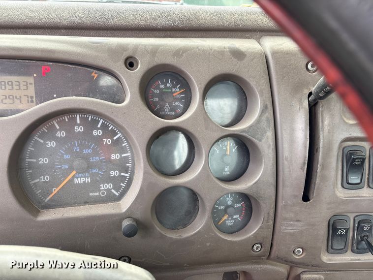 image for item DT2887 2007 Mack CHN613 semi truck