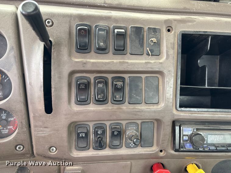 image for item DT2887 2007 Mack CHN613 semi truck