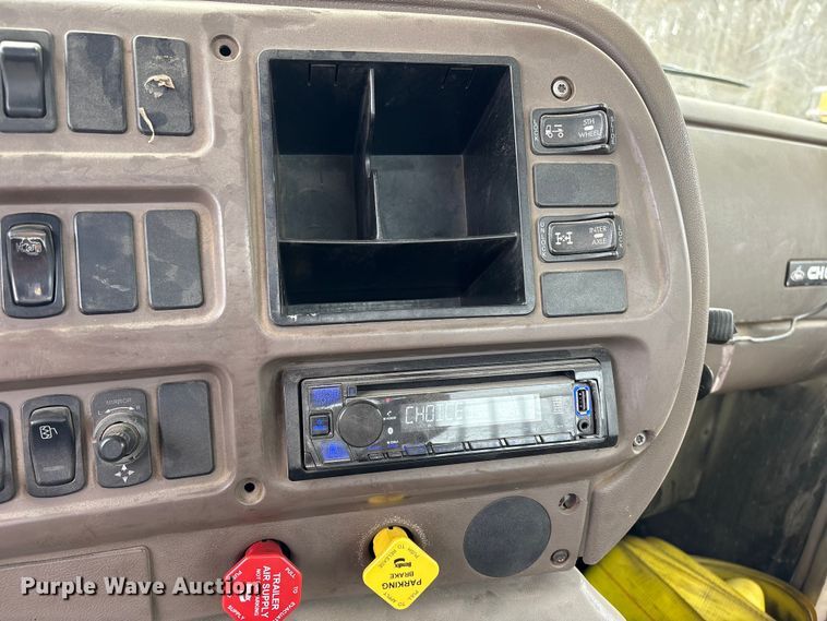 image for item DT2887 2007 Mack CHN613 semi truck