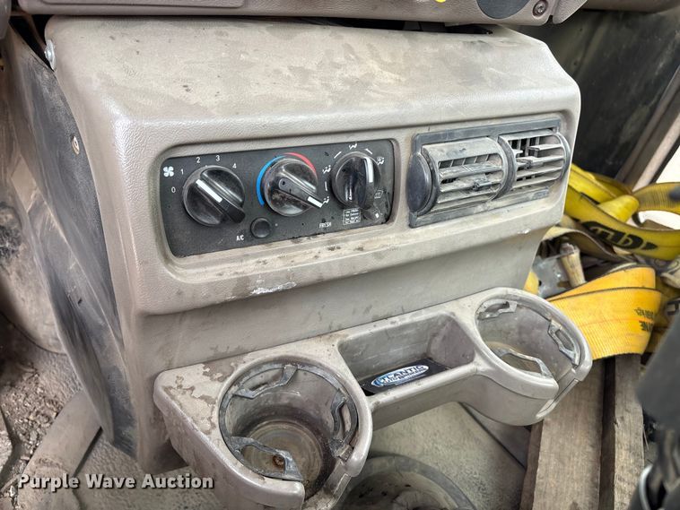 image for item DT2887 2007 Mack CHN613 semi truck