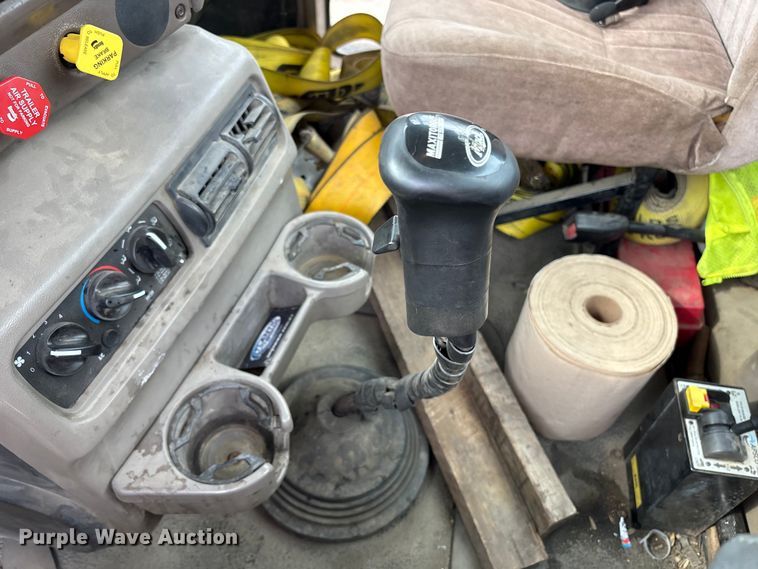 image for item DT2887 2007 Mack CHN613 semi truck