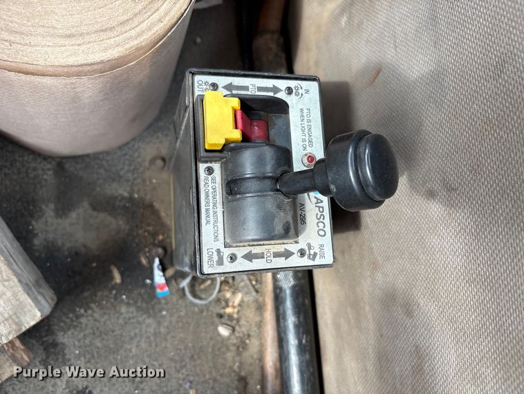 image for item DT2887 2007 Mack CHN613 semi truck