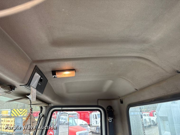 image for item DT2887 2007 Mack CHN613 semi truck