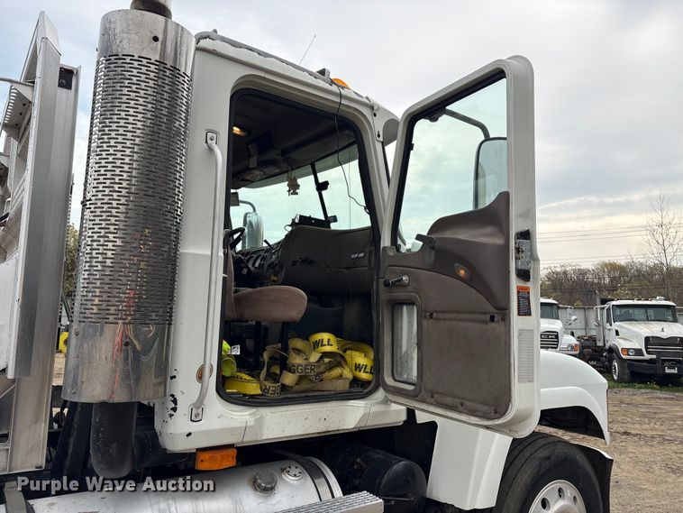 image for item DT2887 2007 Mack CHN613 semi truck