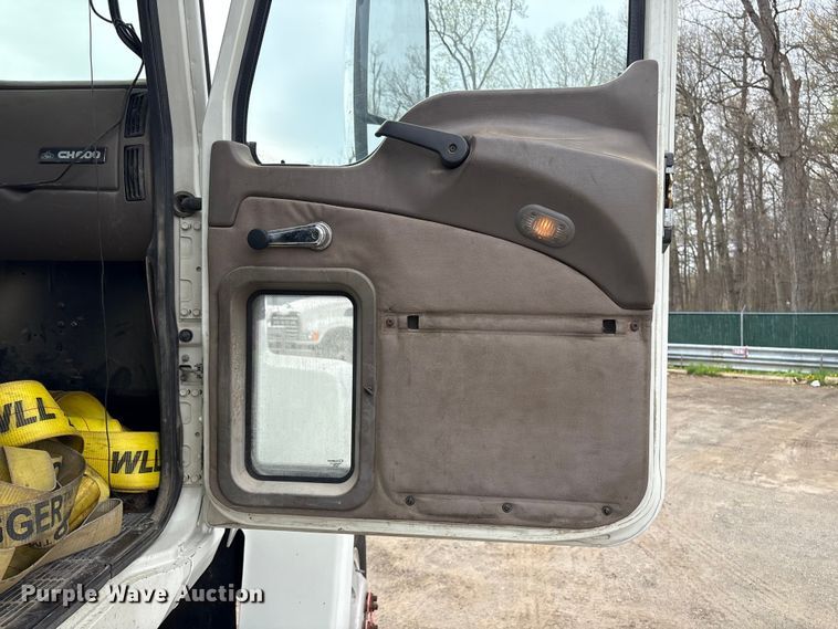 image for item DT2887 2007 Mack CHN613 semi truck