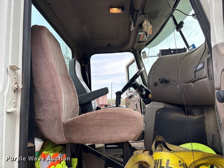 image for item DT2887 2007 Mack CHN613 semi truck