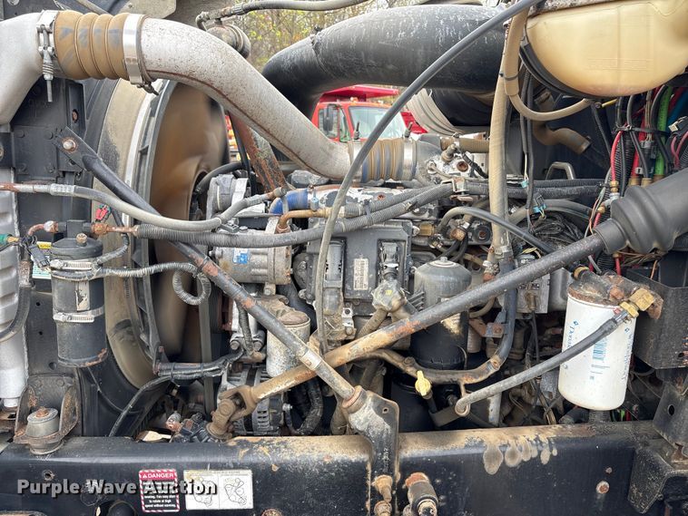 image for item DT2887 2007 Mack CHN613 semi truck