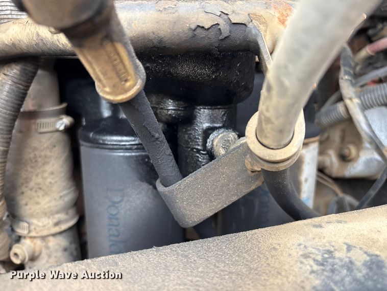 image for item DT2887 2007 Mack CHN613 semi truck