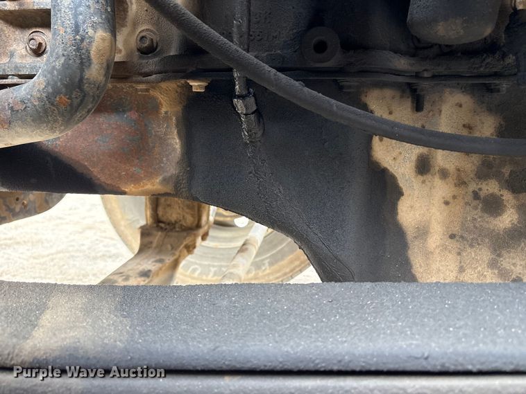 image for item DT2887 2007 Mack CHN613 semi truck