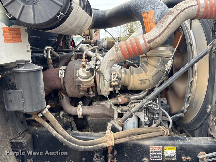 image for item DT2887 2007 Mack CHN613 semi truck