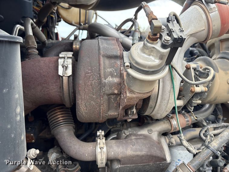 image for item DT2887 2007 Mack CHN613 semi truck