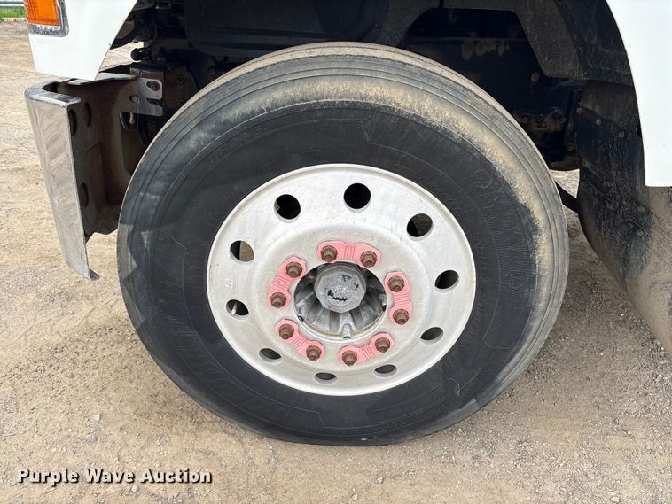 image for item DT2887 2007 Mack CHN613 semi truck