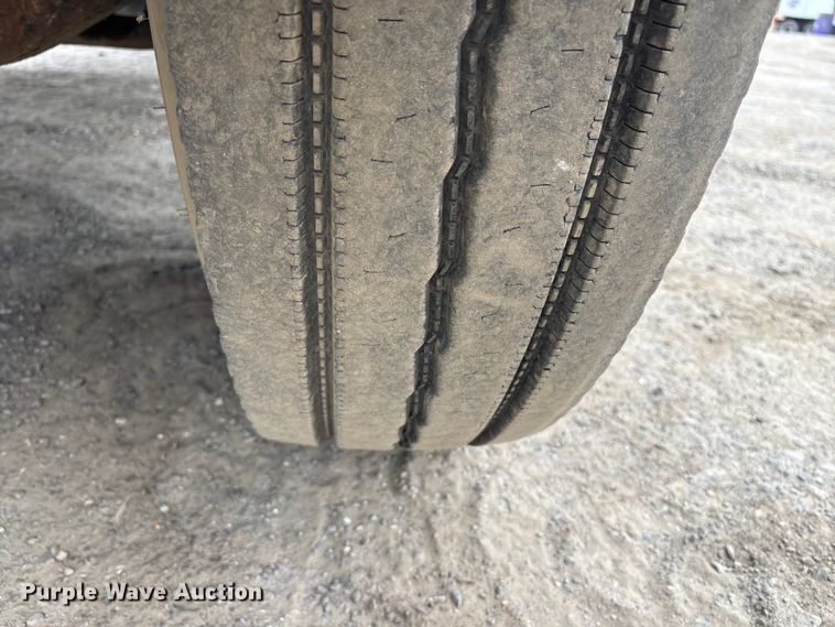 image for item DT2887 2007 Mack CHN613 semi truck