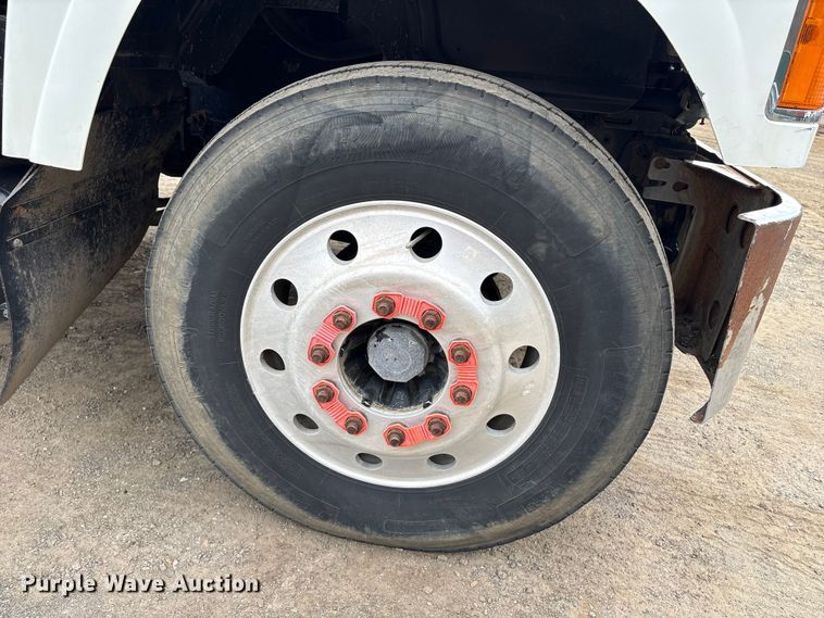 image for item DT2887 2007 Mack CHN613 semi truck