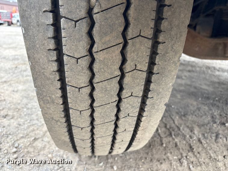 image for item DT2887 2007 Mack CHN613 semi truck