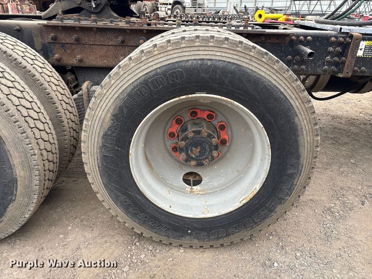 image for item DT2887 2007 Mack CHN613 semi truck