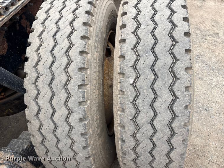 image for item DT2887 2007 Mack CHN613 semi truck