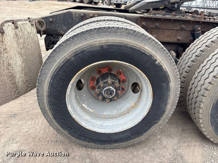 image for item DT2887 2007 Mack CHN613 semi truck