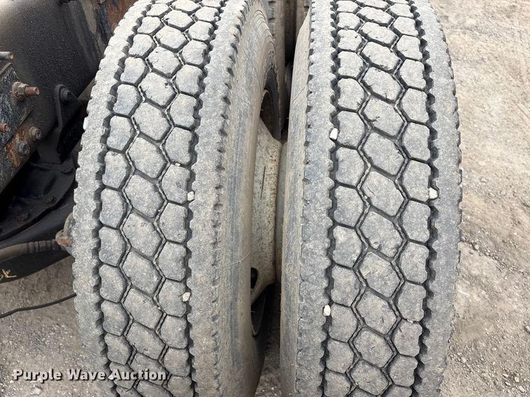 image for item DT2887 2007 Mack CHN613 semi truck