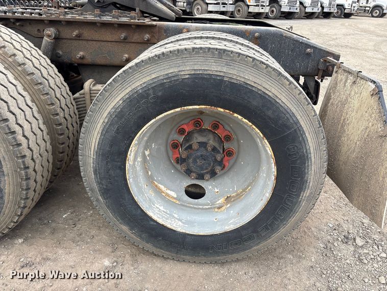 image for item DT2887 2007 Mack CHN613 semi truck