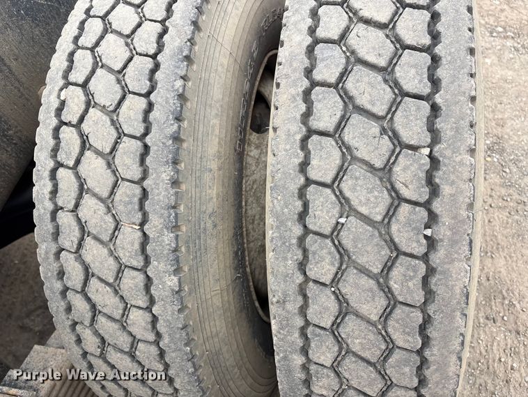 image for item DT2887 2007 Mack CHN613 semi truck