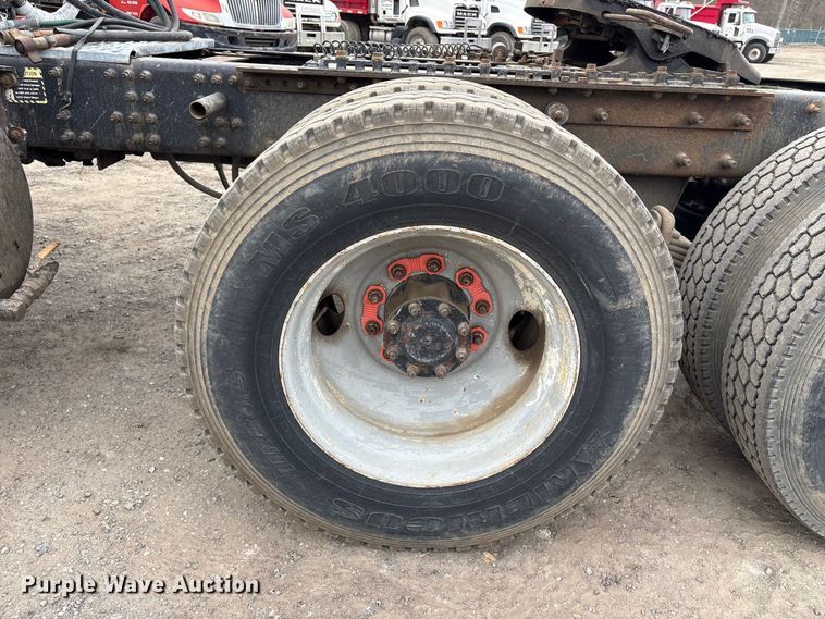 image for item DT2887 2007 Mack CHN613 semi truck