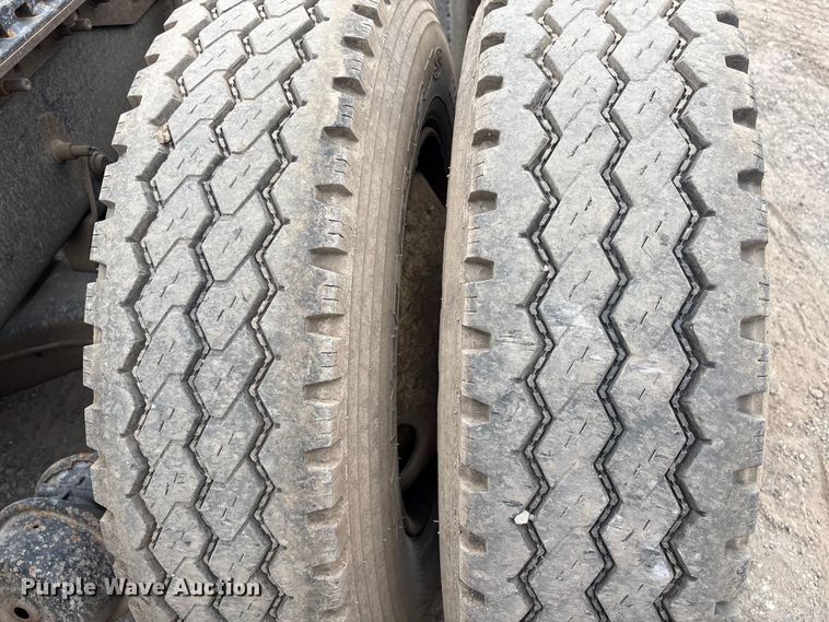 image for item DT2887 2007 Mack CHN613 semi truck