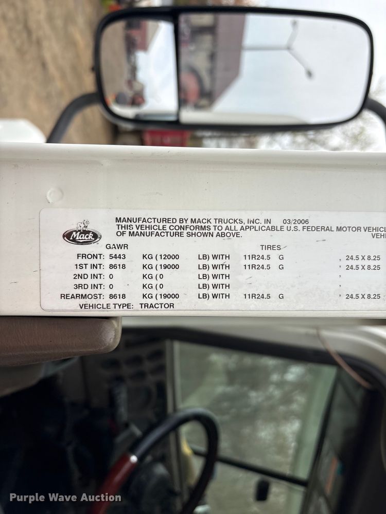 image for item DT2887 2007 Mack CHN613 semi truck