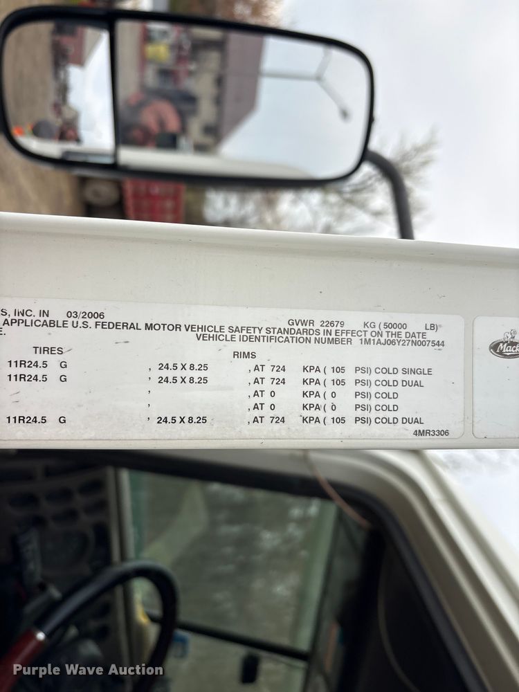 image for item DT2887 2007 Mack CHN613 semi truck