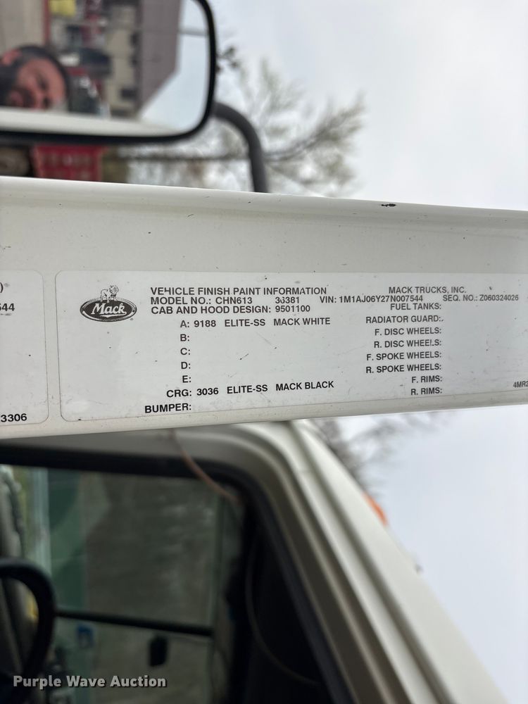 image for item DT2887 2007 Mack CHN613 semi truck