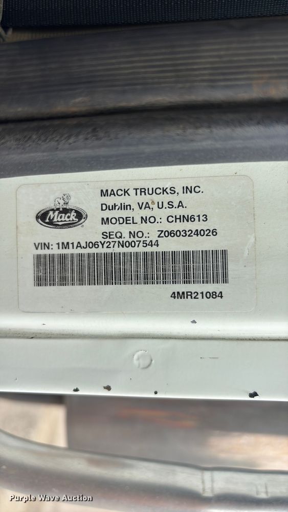 image for item DT2887 2007 Mack CHN613 semi truck