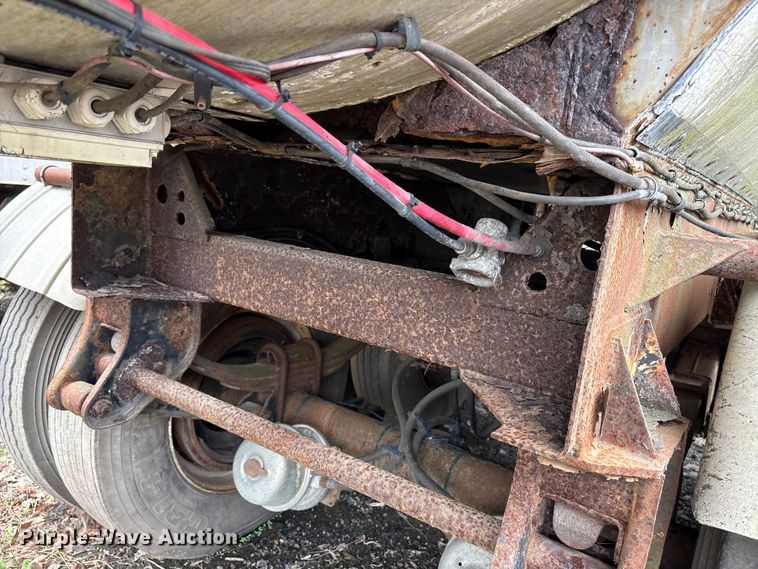 image for item DT2889 2006 Polar asphalt trailer