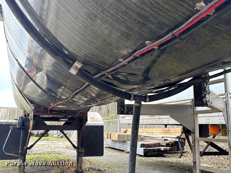 image for item DT2889 2006 Polar asphalt trailer