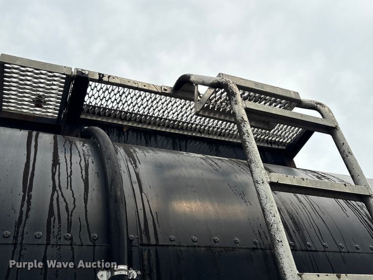 image for item DT2889 2006 Polar asphalt trailer