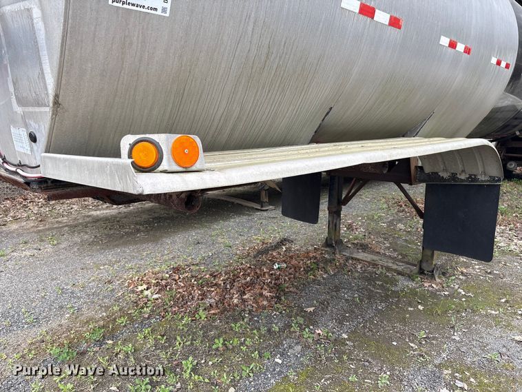 image for item DT2889 2006 Polar asphalt trailer