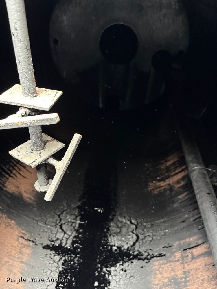 image for item DT2889 2006 Polar asphalt trailer