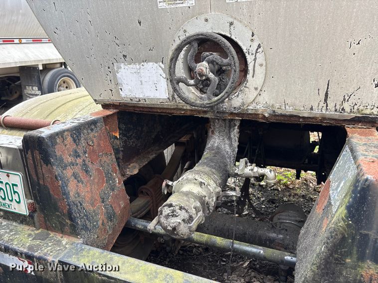 image for item DT2889 2006 Polar asphalt trailer