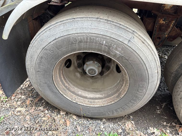 image for item DT2889 2006 Polar asphalt trailer