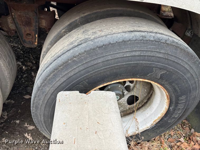 image for item DT2889 2006 Polar asphalt trailer