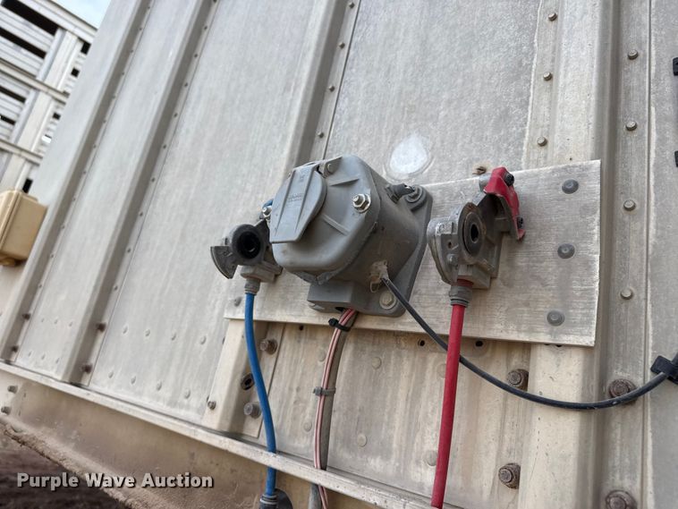 image for item DZ5379 2006 Barrett livestock trailer