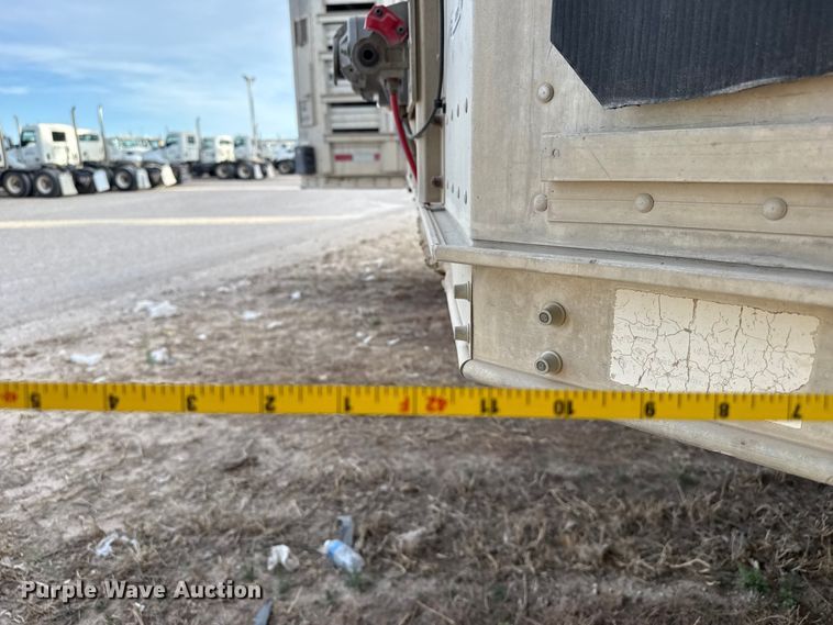 image for item DZ5379 2006 Barrett livestock trailer