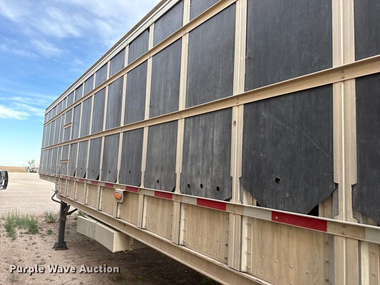 image for item DZ5381 2006 Barrett livestock trailer