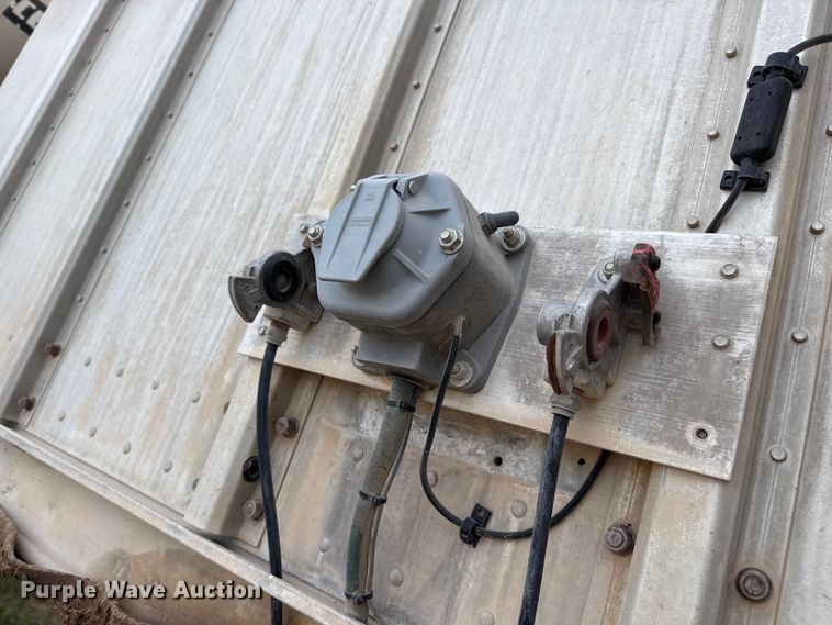 image for item DZ5381 2006 Barrett livestock trailer