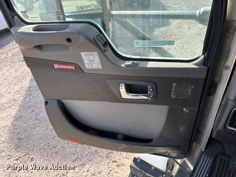 image for item DZ5414 2016 Kenworth T800 truck cab and chassis