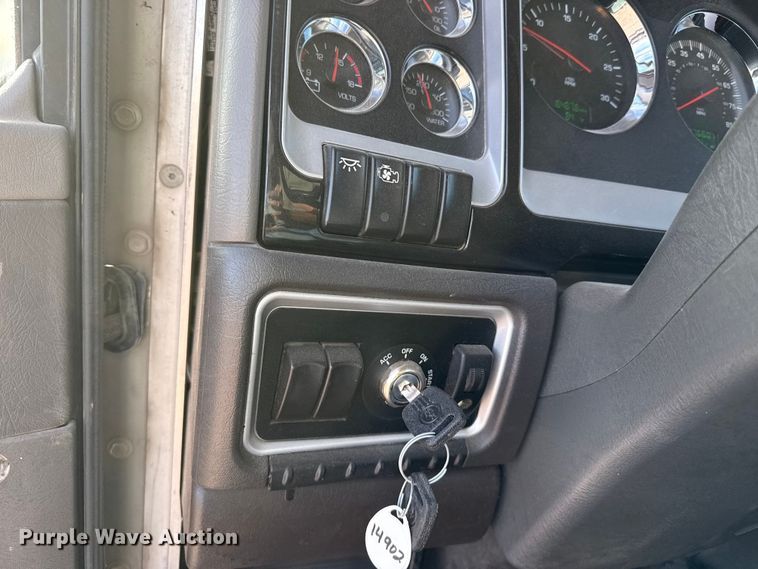 image for item DZ5414 2016 Kenworth T800 truck cab and chassis